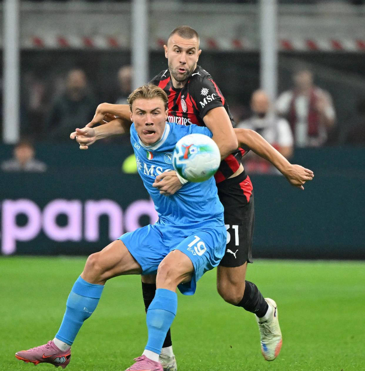 包含AC米兰转会期防线松动，志在NBA总决赛名次提升，更衣室稳定，球队文化再被提及的词条