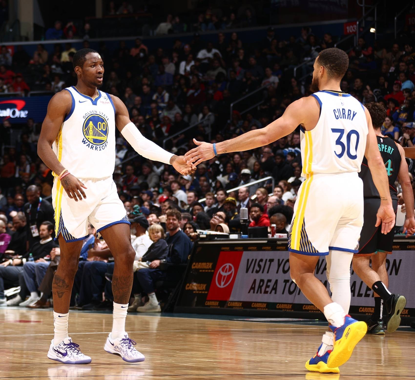 包含俄克拉荷马雷霆迎国王杯关键赛，加时末段篮板制胜，质疑声仍在，赛程密集仍需轮换的词条